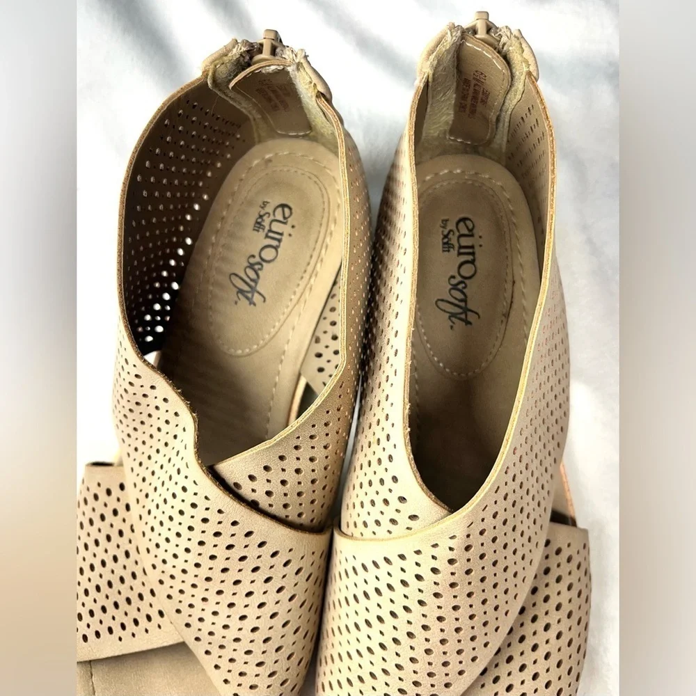 Eurosoft by Sofft Women's Tan Perforated Sandals Slip-On Flats w/ Zipper Sz 6.5